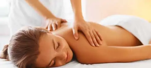 Fernlehrgang Entspannungsmassage - Weibliche, entspannende Rückenmassage im Wellnessbereich Kosmetologie. Körperpflege, Hautpflege, Wellness, Wohlbefinden, Beauty-Therapie-Konzept.
